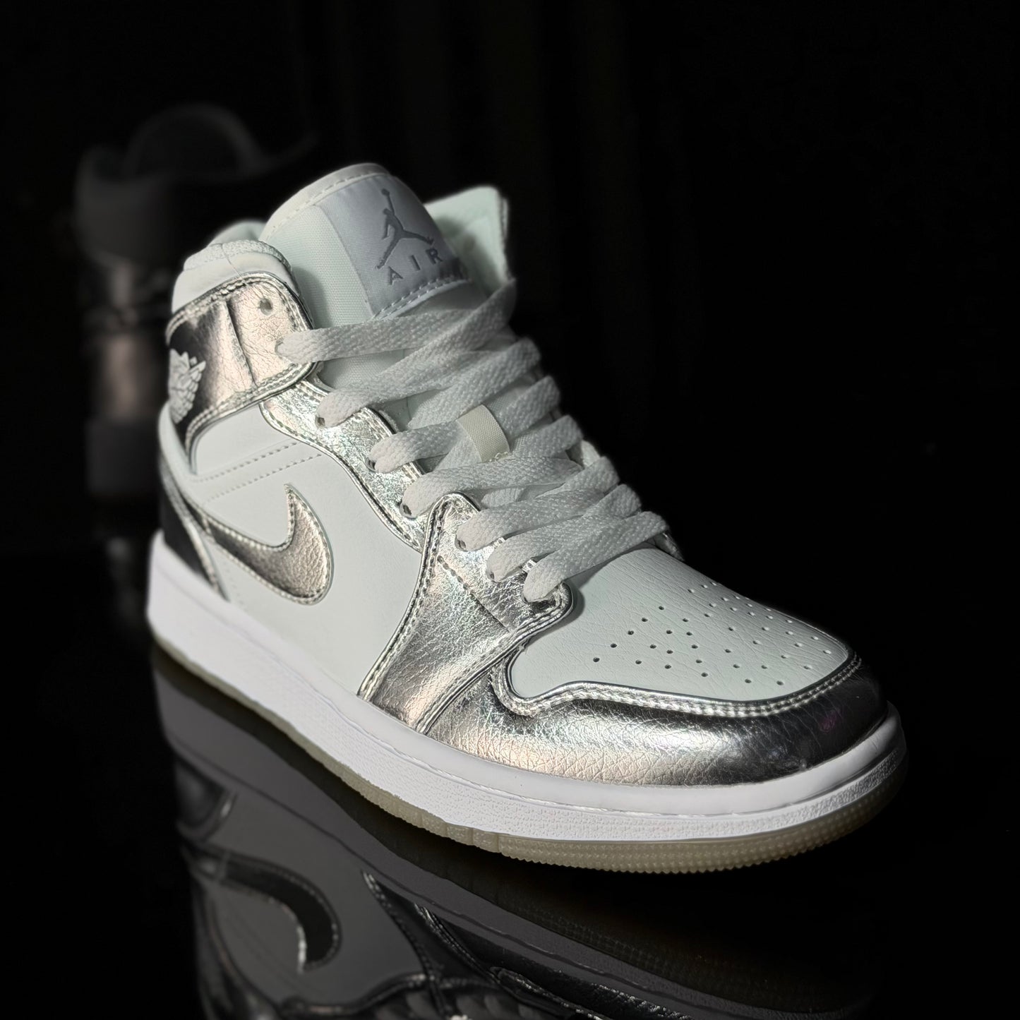 Jordan 1 mid blanco / plateado