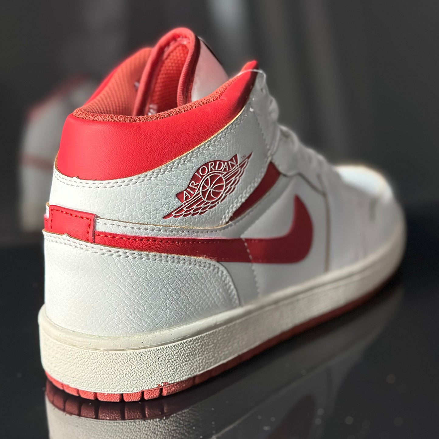 Jordan 1 mid Dune Red