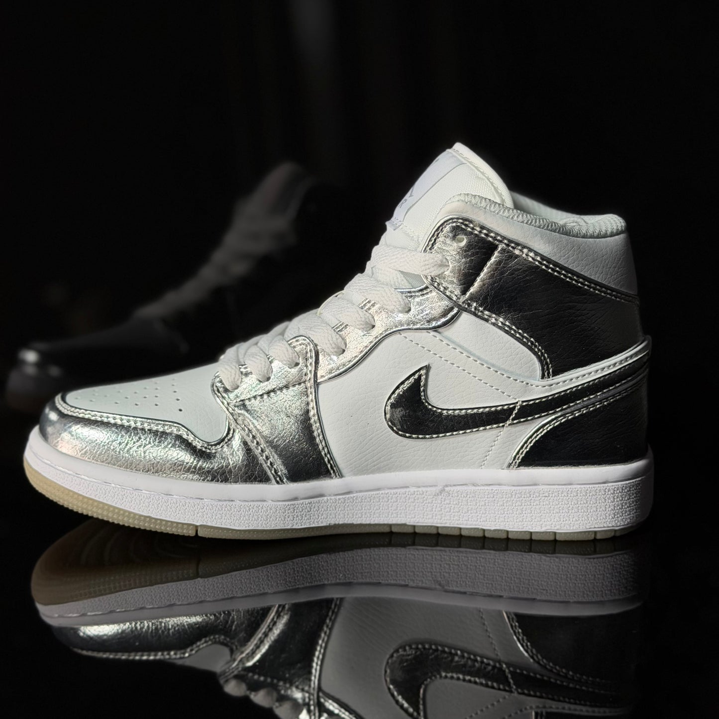 Jordan 1 mid blanco / plateado