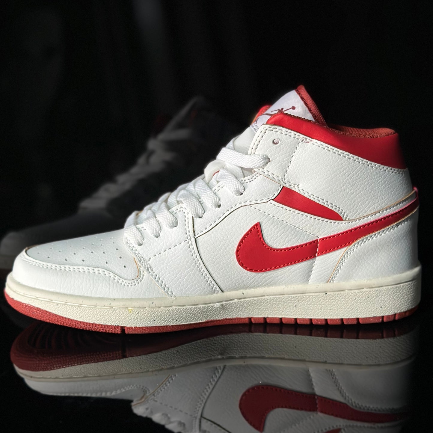 Jordan 1 mid Dune Red